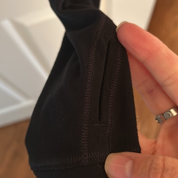 🌿Ivivva by Lululemon girls black top, size 8🌿 - Picture 6 of 6